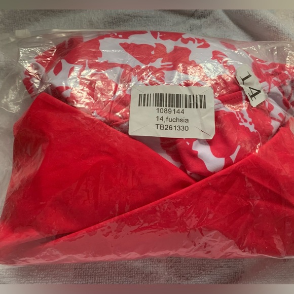 Size 14 Fuchsia Unbranded 2 pcs swimsuit (Tank and Shorts)​ - Picture 1 of 3